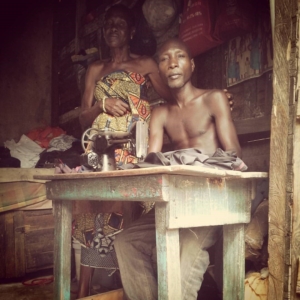 Een trotse kleermaker met zijn vrouw in het armste gedeelte van Accra