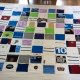 Verjaardagsquilt met blokken van kleding op witte ondergrond