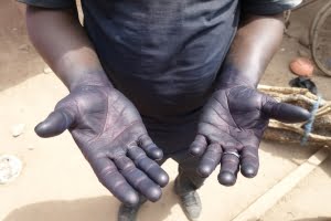 De handen van de pigmentmaker 