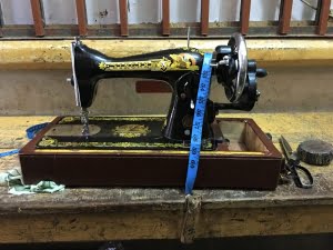 Oude naaimachines nog steeds in gebruik in Ghana