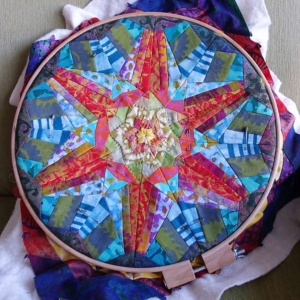 Miniatuurquilt met Afrikaanse batiks in de quiltring