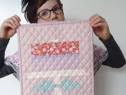 dochter met een mini taart quilt