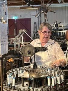 uitleg Tineke van een kantklosmachine