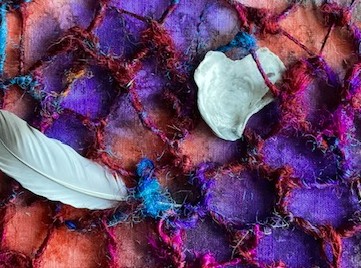 detail met schelp en veer